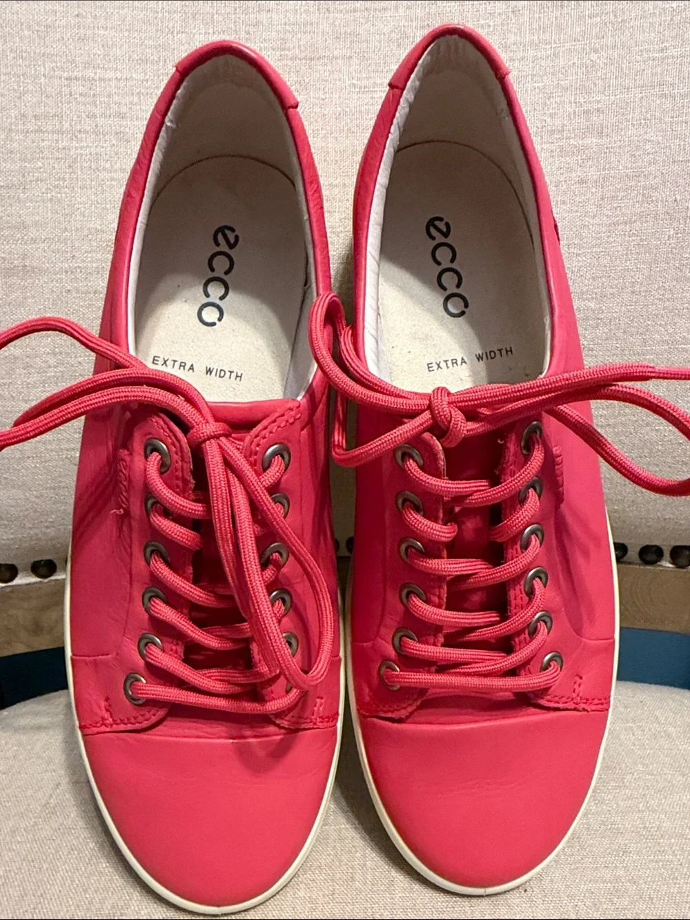 Ecco Women’s Coral Pink Leather Lace-Up Sneakers, Size 9 extra width